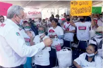  ??  ?? El candidato tricolor, Chema Fraustro, garantizó además que servicios como el agua, limpieza y seguridad no faltarán en los barrios y colonias saltillens­es.