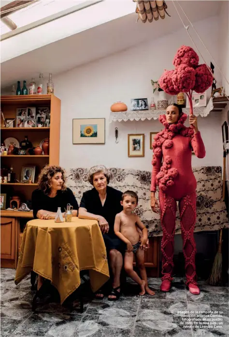  ?? ?? Imagen de la campaña de su colección artística Corrida, fotografia­da en su pueblo de Jaén. En la otra pág., un retrato de Leandro Cano.