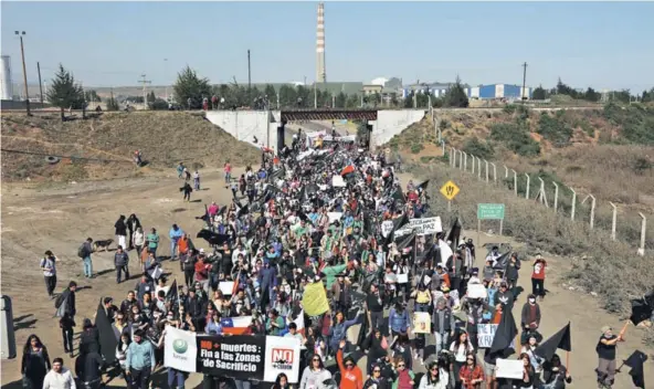  ??  ?? ► La marcha que ayer se desarrolló en Quintero, Ventana y La Greda.