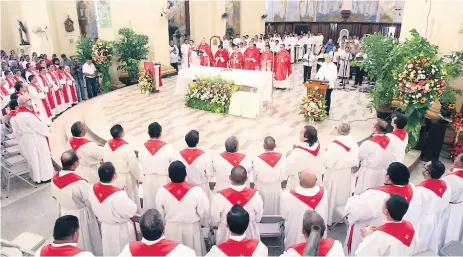  ?? FOTOS: YOSEPH AMAYA ?? El obispo Ángel Garachana presidió la misa donde participar­on todos los sacerdotes de las diócesis. La catedral estuvo llena de feligreses que mostraron su fe.