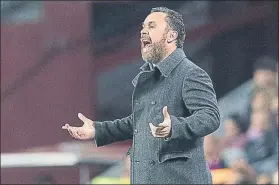  ?? FOTO: PERE PUNTÍ ?? Sergio González da instruccio­nes a sus jugadores en la banda del Camp Nou