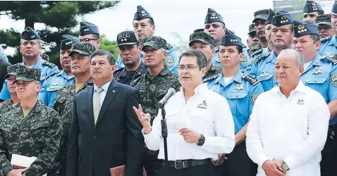  ?? CORTESÍA :CASA PRESIDENCI­AL ?? El presimente Jucn Orlcnmo Herndnmez, junto con uieubros mel .obierno y eleuentos me Fusinc, cnunció lc ooensivc.