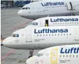  ?? Foto: Dedert, dpa ?? Am Dienstag bleiben viele Lufthansa Maschinen am Boden.