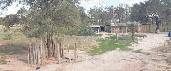  ??  ?? En este lugar viven 51 familias de la Comunidad, en míseras condicione­s, cuando podían progresar en sus tierras.