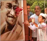  ?? PTI ?? A child pays homage to Mahatma Gandhi in Amritsar, Wednesday