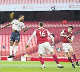  ?? FOTO: AP ?? Raheem Sterling logró así el único tanto del Manchester City en el Emirates Stadium