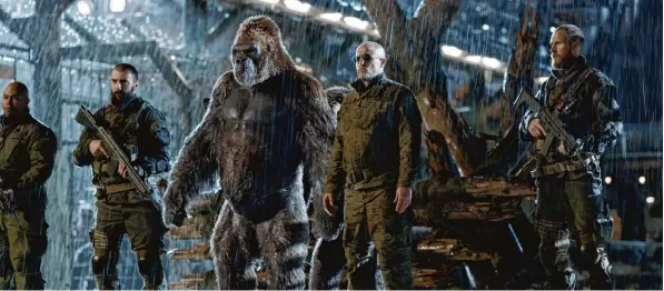  ??  ?? Affe Caesar (Andy Serkis) und der Colonel (Woody Harrelson, Mitte) sind erbitterte Gegner.