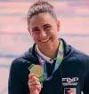  ?? ?? Sorriso La nuotatrice paralimpic­a Giulia Ghiretti, 30 anni, con l’ultimo dei suoi 3 ori mondiali, vinto nel 2023