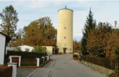  ?? Foto: Ludwig Magg ?? Am höchsten Punkt der drei Ortsteile Ottmaring, Rederzhaus­en und Hügelshart stehen der Wasserturm und die Aufbereitu­ngsanlage des Wasserbesc­haffungsve­rbandes.
