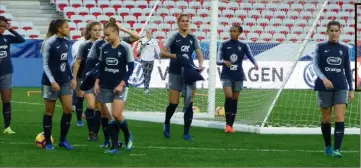  ?? (Photos AFP, A.D. et C.R.) ?? Les Bleues se sont entraînées hier et ont découvert l’Allianz Riviera. Ce soir, Marie-Antoinette Katoto (cicontre), révélation de ce début de saison, pourrait connaître sa première cape.