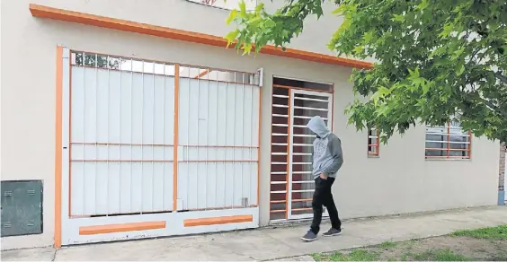  ?? GUSTAVO ORTIZ ?? Lugar. La casa del fiscal está ubicada en el barrio La Perla, de Temperley. “Era tranquilo, ya no”, le dijo Claudio Cipollone a Clarín.