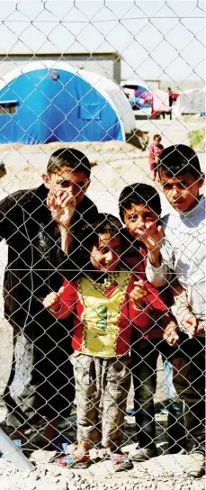  ??  ?? أطفال عراقيون نازحون في أحد مركز لالجئين خارج الموصل أمس. (ا.ف.ب)