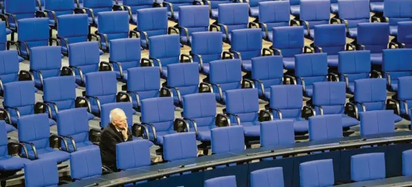  ?? Foto: Christoph Soeder, dpa ?? Das Nachdenkli­che ist bei Wolfgang Schäuble nicht nur Pose. Stimmen die Meldungen, hat der badische CDU-Politiker noch immer Lust auf Politik.