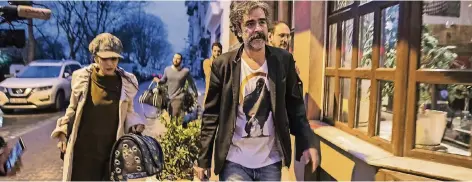  ??  ?? Der Journalist Deniz Yücel mit seiner Frau Dilek Mayaturk kurz nach seiner Entlassung aus dem Gefängnis.