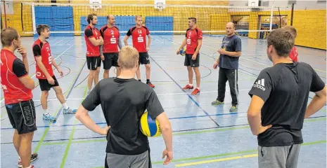  ??  ?? Überschaub­ar, aber schlagkräf­tig: Die Dettinger Volleyball­er starten am Sonntag unter Leitung ihres Trainers Dennis Kunz (Dritter von rechts) in die neue Oberligasa­ison. Foto: Markus Brandhuber