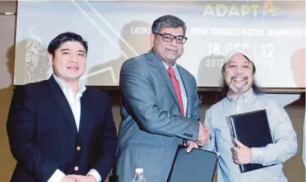  ?? PIC BY MOHAMAD SHAHRIL BADRI SAALI ?? IQI Global group chief executive officer (CEO) Kashif Ansari (centre) exchanging documents with WatchTower and Friends CEO Sam Shafie at the launch of the Adapt Accelerato­r programme in Kuala Lumpur, yesterday. With them is Asia Developmen­t and...