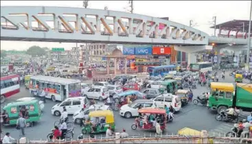  ?? DEEPAK GUPTA/HT PHOTO ?? Traffic coming from all directions at Awadh crossing in Alambagh. ▪