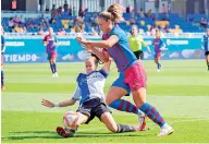  ?? ?? La jugadora del Deportivo Alavés Carla Armengol junto a la del FC Barcelona Alexia Putellas, en el partido de la jornada cinco de Liga de fútbol femenino.