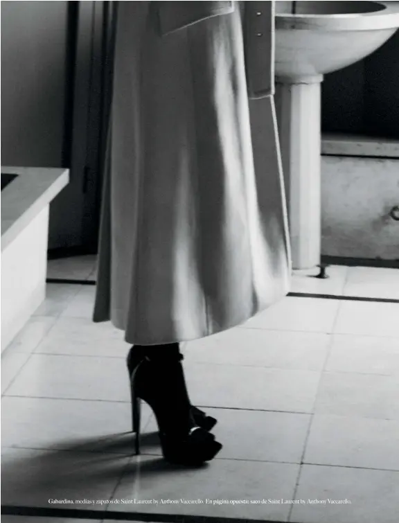  ??  ?? Gabardina, medias y zapatos de Saint Laurent by Anthony Vaccarello. En página opuesta: saco de Saint Laurent by Anthony Vaccarello.