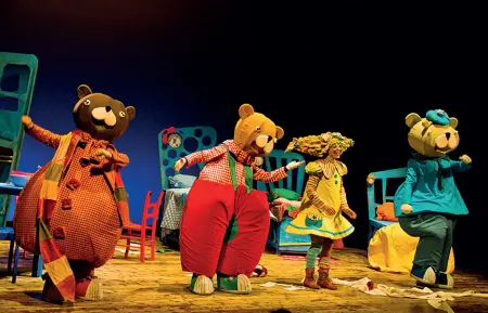  ??  ?? Piccoli spettatori «Riccioli d’oro e i tre orsi» in scena al Teatro Stimate