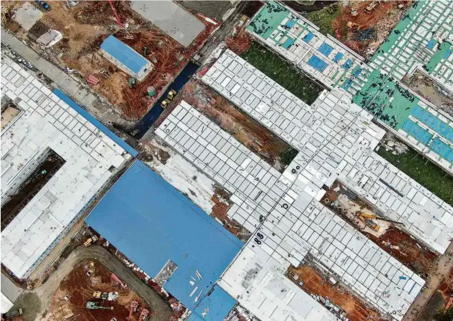  ?? Cheng Min/Xinhua ?? No topo, início da construção dos hospitais, em 24 de janeiro; ao centro, terreno do prédio em 30 de janeiro; por fim, prédio concluído em 2 de fevereiro