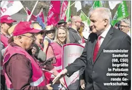  ??  ?? Innenminis­ter Seehofer (68, CSU) begrüßte in Potsdam demonstrie­rende Gewerkscha­fter.