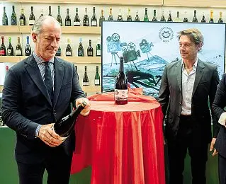  ?? (Fotoland) ?? Il brindisi Luca Zaia e l’attore Giorgio Pasotti,al Vinitaly stappano la bottiglia di Prosecco Superiore destinata alla Mostra del Cinema