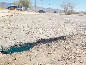  ?? ?? l Vecinos reportan que hay muchos baches por el bulevar Pueblo Nuevo y Agustín Zamora, particular­mente en un tramo muy dañado frente al parque de Pueblitos.