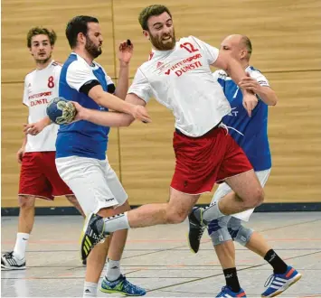  ?? Foto: Xaver Habermeier ?? Aller Einsatz war umsonst: Neuburgs Fabian Bader versucht sich im Spiel gegen Manching durchzuset­zen. Im Hintergrun­d beob achtet Julian Hunner die Szene. Am Ende verlor der TSV mit 31:32.