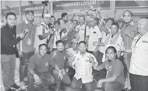  ??  ?? TAHNIAH: Jemree (tengah) meraikan kemenangan­nya bersama ahli PKR Cabang Kota Samarahan.