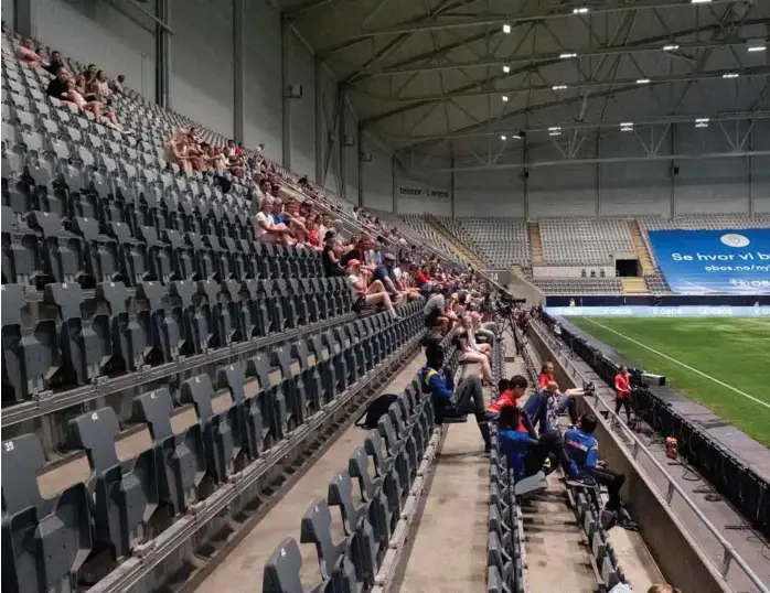  ?? FOTO: FREDRIK HAGEN/NTB SCANPIX ?? Det var glissent på tribunen i Telenor Arena i helgen.
