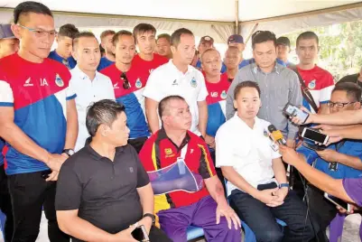  ??  ?? PETER semasa sidang media di kediaman Paulus (duduk di tengah). Turut bersama ialah bekas pemain Sabah dan anggota skuad Tambadau Sabah musim ini.