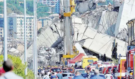  ?? Ansa/LaPresse ?? Il gigante di cemento Le macerie dei piloni e della strada del ponte Morandi crollato il 14 agosto