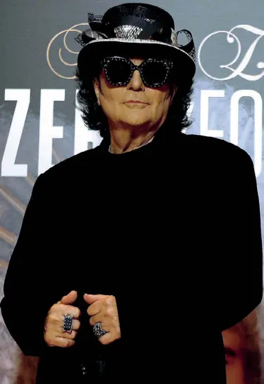 ??  ?? Appassiona­to Renato Zero (69 anni) ha pubblicato a ottobre il nuovo album «Zero il folle»
