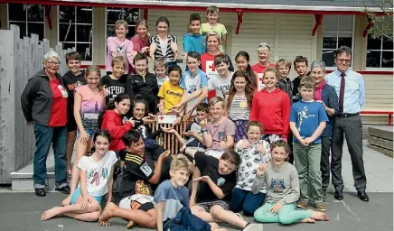  ?? YVETTE BATTEN/FAIRFAX NZ ?? Enthusiast­ic children from Fitzroy School and Red Cross members beside the new buddy bench.