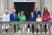  ?? ROLAND HOSKINS/POOL PHOTO VIA AP ?? Queen Elizabeth II and the royal family stand on the balcony of Buckingham Palace on Sunday on the last day of celebratio­ns to mark the monarch’s Platinum Jubilee.