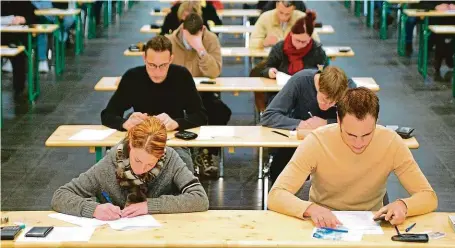  ?? FOTO ČTK ?? Důležitý životní krok.
Loni se na české vysoké školy hlásilo 246 tisíc studentů. Univerzity přijaly 81 procent z nich.