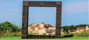  ?? BILD: SN/TVB SEELENTIUM ?? Den schönsten Blick auf Burghausen mit der einen Kilometer langen Burganlage hat man von Hochburg-Ach.