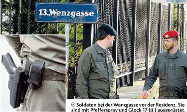  ??  ?? Soldaten bei der Wenzgasse vor der Residenz. Sie sind mit Pfeffersp ray und G lock 1 7 ( li.) ausgerüste­t.