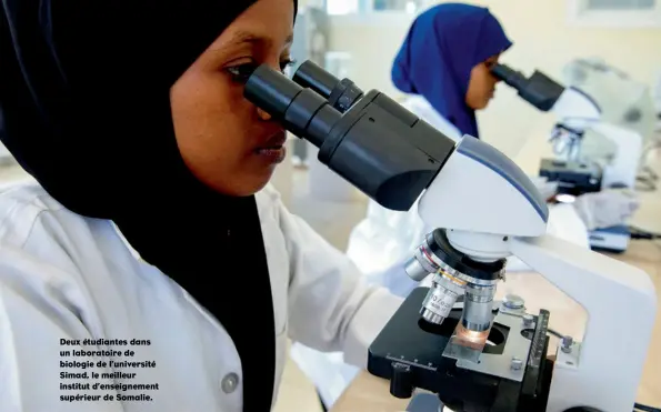  ??  ?? Deux étudiantes dans un laboratoir­e de biologie de l’université Simad, le meilleur institut d’enseigneme­nt supérieur de Somalie.