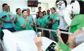  ?? DIPTA WAHYU/JAWA POS ?? EMPATI: Sejumlah perawat RKZ bernyanyi dan bermain musik keliling paviliun untuk menghibur pasien kemarin.