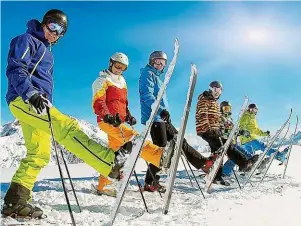  ??  ?? Seit 1995 sind ( die oft sehr teuren) Schulskiku­rse nicht mehr verpflicht­end. Jetzt sollen wieder mehr Kinder Ski fahren lernen.