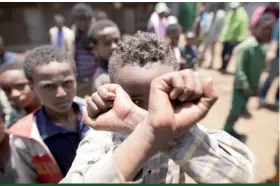  ??  ?? Un jeune Éthiopien effectue le geste de protestati­on des Oromos, en septembre 2017. En Oromia, comme en Somali – les deux plus grandes régions d’Éthiopie –, la plupart des conflits sont liés à l’occupation des terres, à l’accès aux ressources naturelles et au vol de bétail. (© Shuttersto­ck/John Wollwerth)