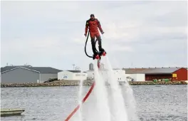  ??  ?? VIKTIGT MED BALANS. Här visar Lars Hjelm hur det går till att ta sig upp i luften med en flyboard på en båtmässa i Lysekil för några år sedan.