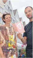  ?? FOTO: MARCUS GOLLING ?? Die Spielleite­r des „Gummibaum Project“: Cora Schönemann (links) und Peter Liptau vor den Häusern am Münsterpla­tz, die aus den 50ern stammen.