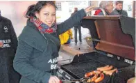  ?? Foto: oh ?? Carolin Harnau heizt den Besuchern am Schlegelsc­hen Würstchenu­nd Burgergril­l so richtig ein.