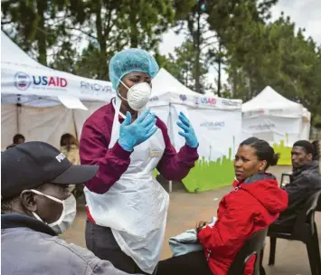  ?? Foto: Shiraaz/XinHua, dpa ?? In Ländern wie Südafrika kämpfen Ärzte und Pfleger gegen das Coronaviru­s und gegen viele Vorurteile. In den Armenviert­eln fühlt sich so mancher an die Reaktion auf HIV-Infizierte in den 90er Jahren erinnert.