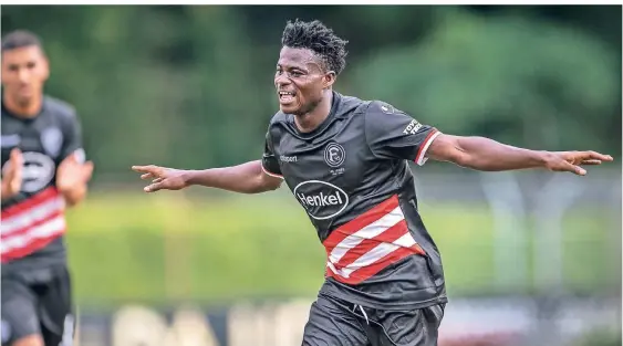  ?? FOTO: FREDERIC SCHEIDEMAN­N ?? Im Testspiel von Fortuna gegen den RSC Anderlecht in Maasmechel­en (Belgien) in der vergangene­n Woche erzielt Testspiele­r Kelvin Ofori das 2:1. Aymen Barkok applaudier­t.