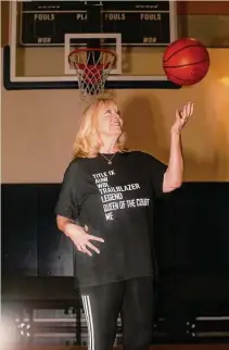  ?? Martina Albertazzi ?? “Machine Gun” Molly Kazmer (left) and Anita Ortega were top scorers in the WBL for the San Francisco Pioneers.