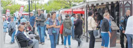  ?? FOTOS (2): ANTHIA SCHMITT ?? Im Bereich der Essstände, mit ihrem vielfältig­en Speisenang­ebot, verweilen die Besucher der Seepark-Schau besonders gern.